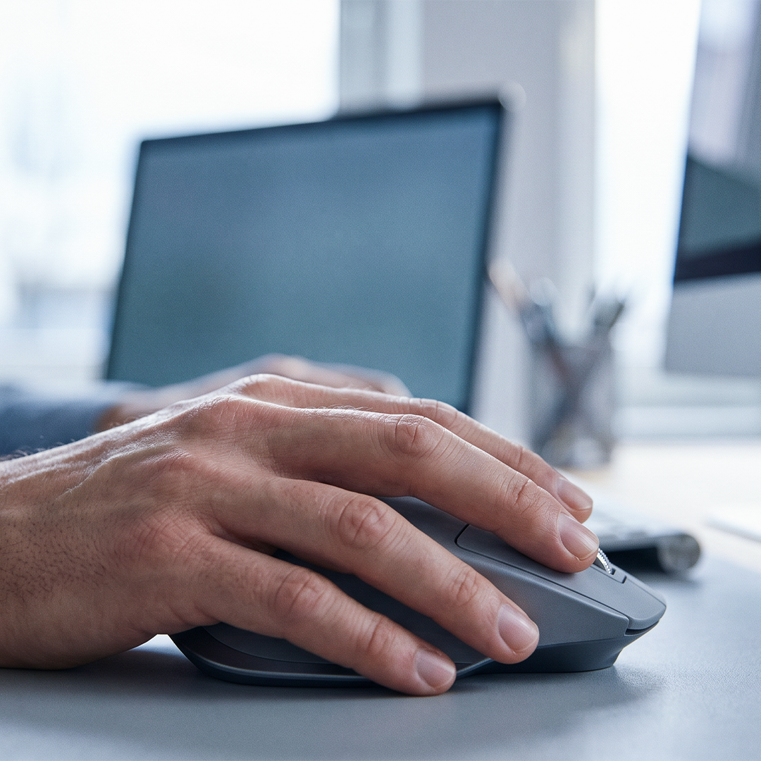 260715_CERTANIA_Certuria_AI_hand_on_mouse 260715_CERTANIA_Certuria_AI_hand_on_mouse